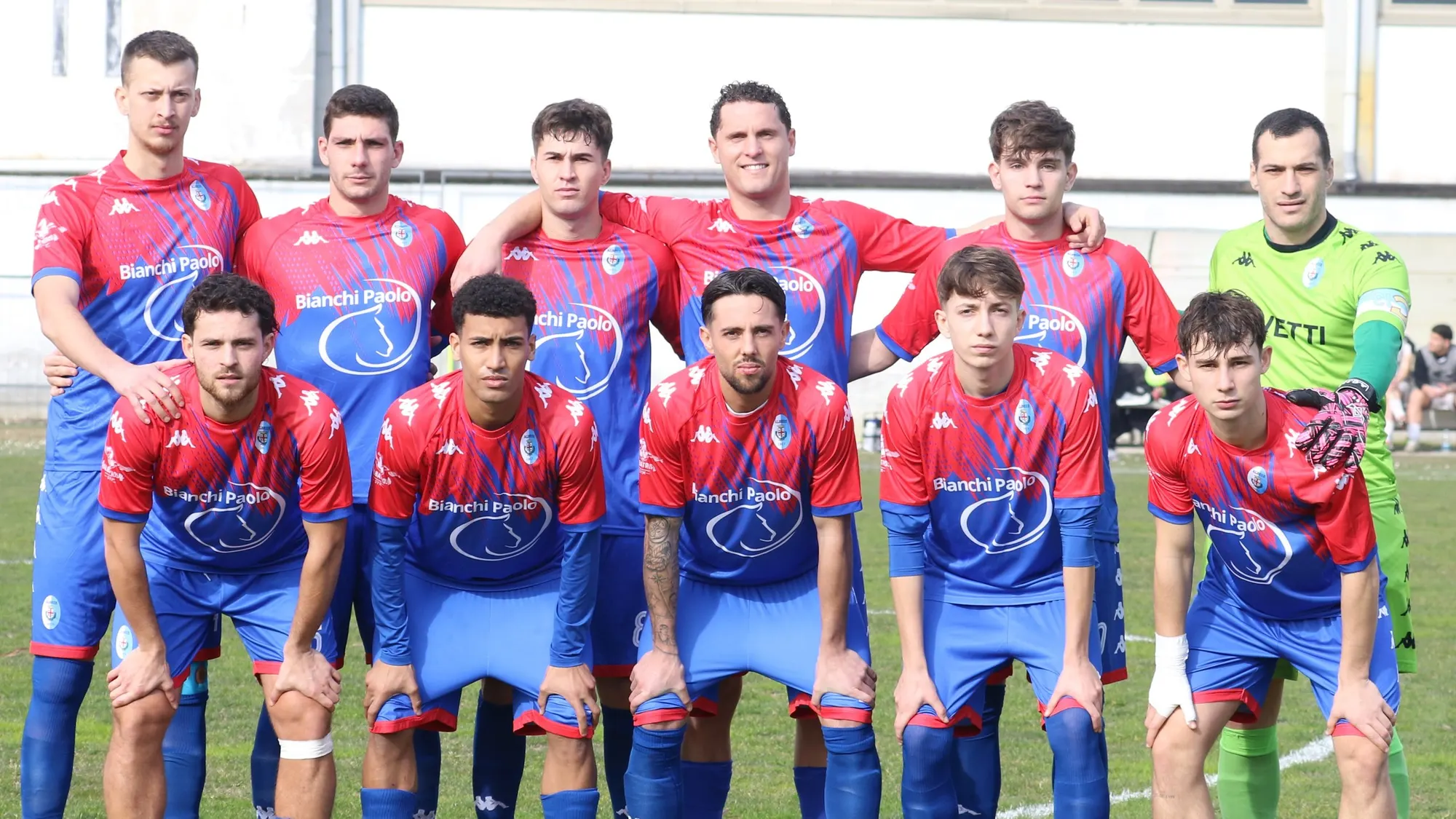 La formazione dell'Albese schierata in campo con la divisa da trasferta rosso-blu