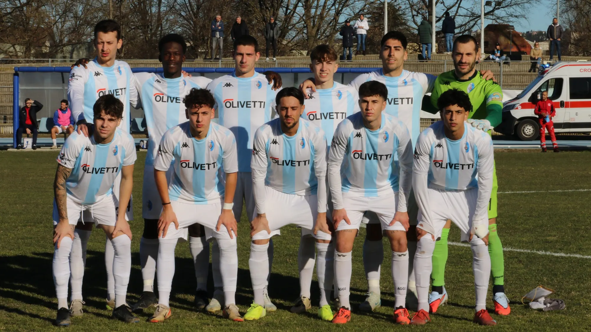 Undici giocatori dell'Albese schierati per la foto di squadra prima del calcio d'inizio