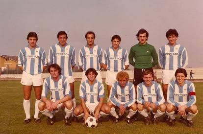 La formazione dell'Albese schierata per la foto di squadra, maglia a strisce bianche e azzurre